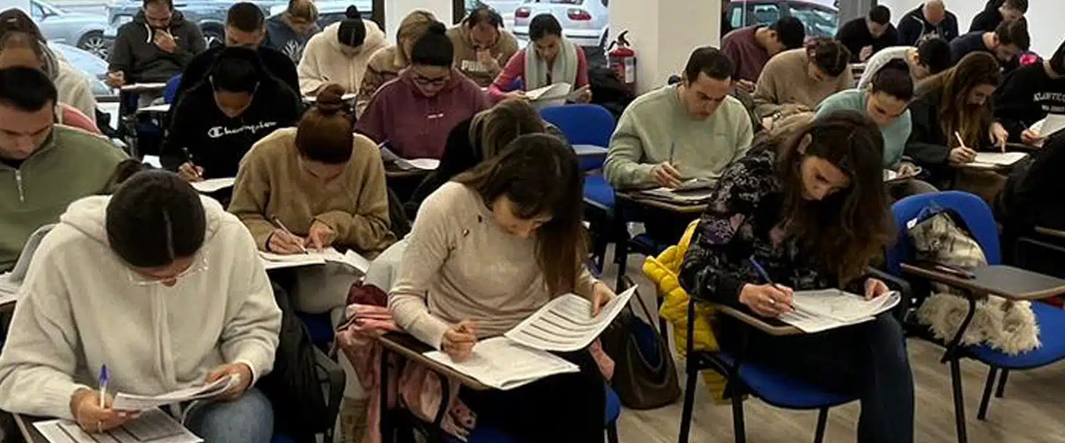 aula Ofipol con alumnos realizando prueba de psicotécnicos para oposición a Policía Nacional