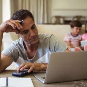 chica organizando papeles de estudio