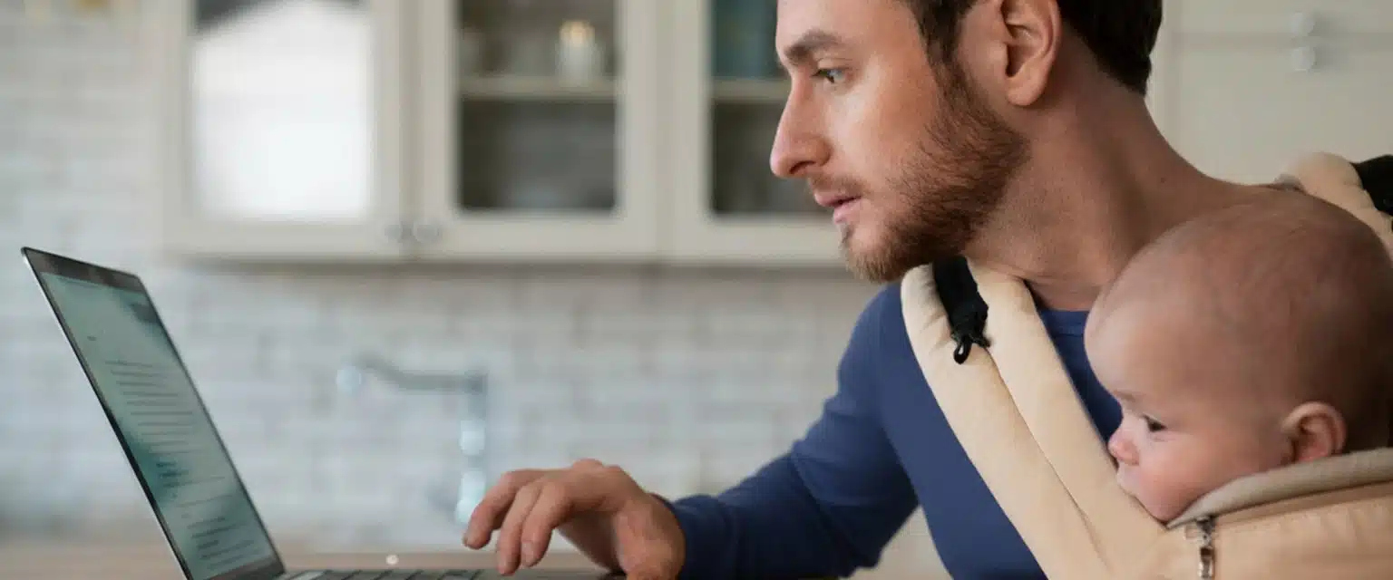 chica organizando papeles de estudio